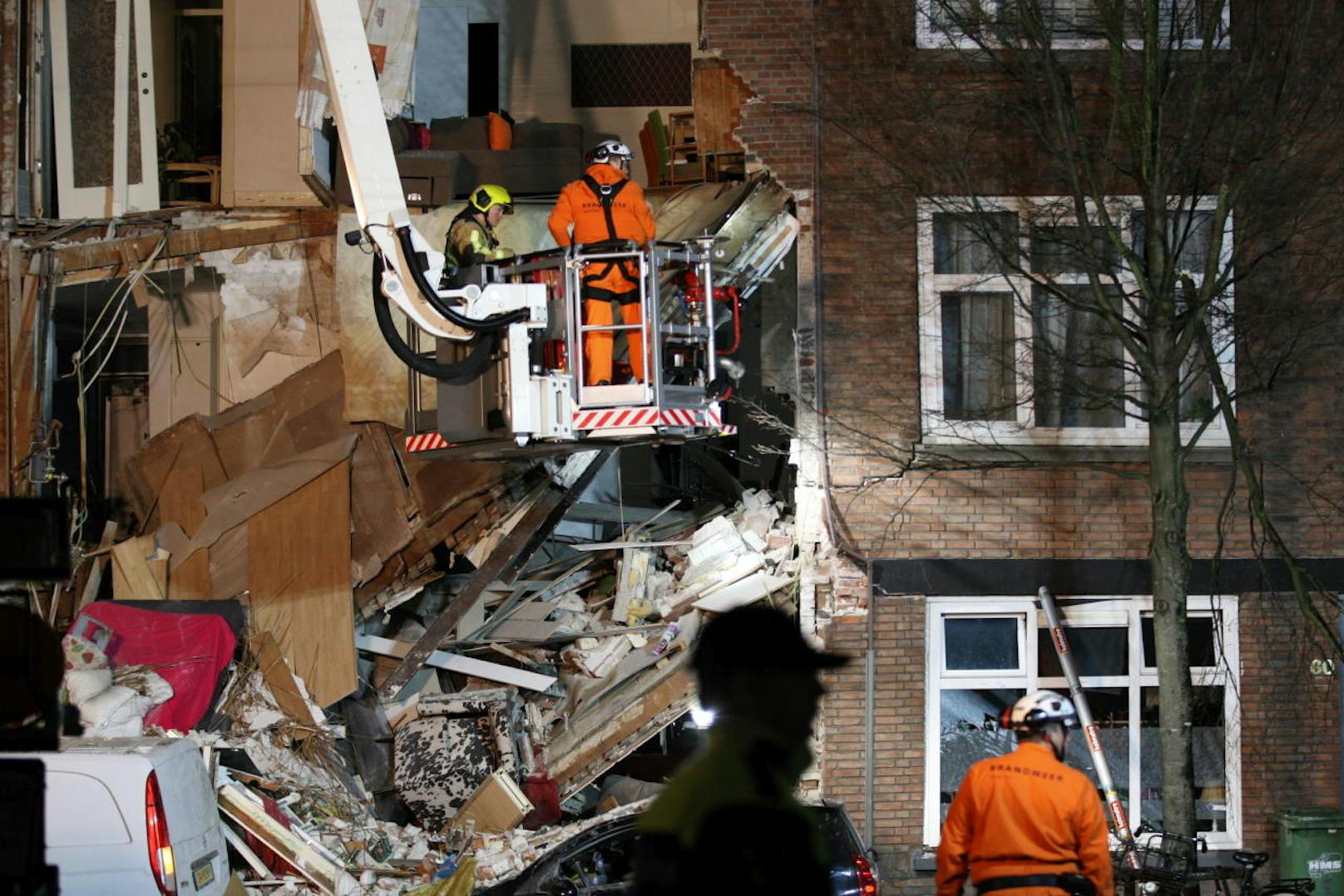 Ein dreistöckiges Gebäude stürzte am Sonntag in Den Haag zusammen.
