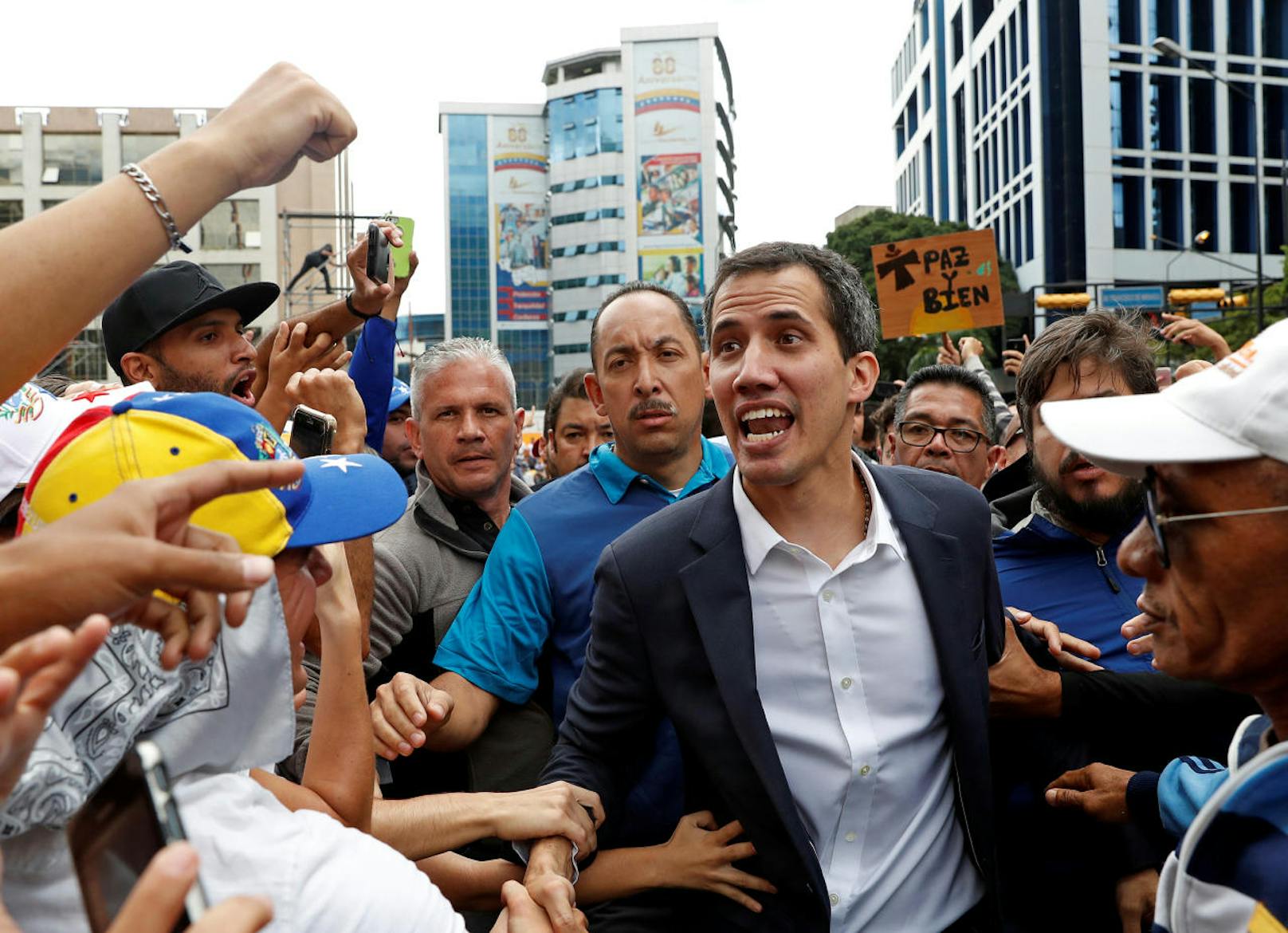 "Vor dem allmächtigen Gott gelobe ich, die Kompetenzen der Exekutive als Interims-Präsident von Venezuela zu übernehmen", sagte Guaidó an einer Kundgebung in Caracas.