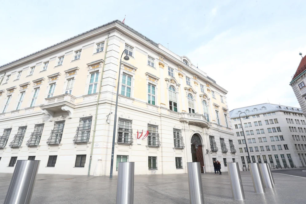 Das Innenministerium bessert bei der Sicherheit von Regierungsgebäuden nach. So wird nach internationalem Vorbild Personal und Technik professionalisiert.