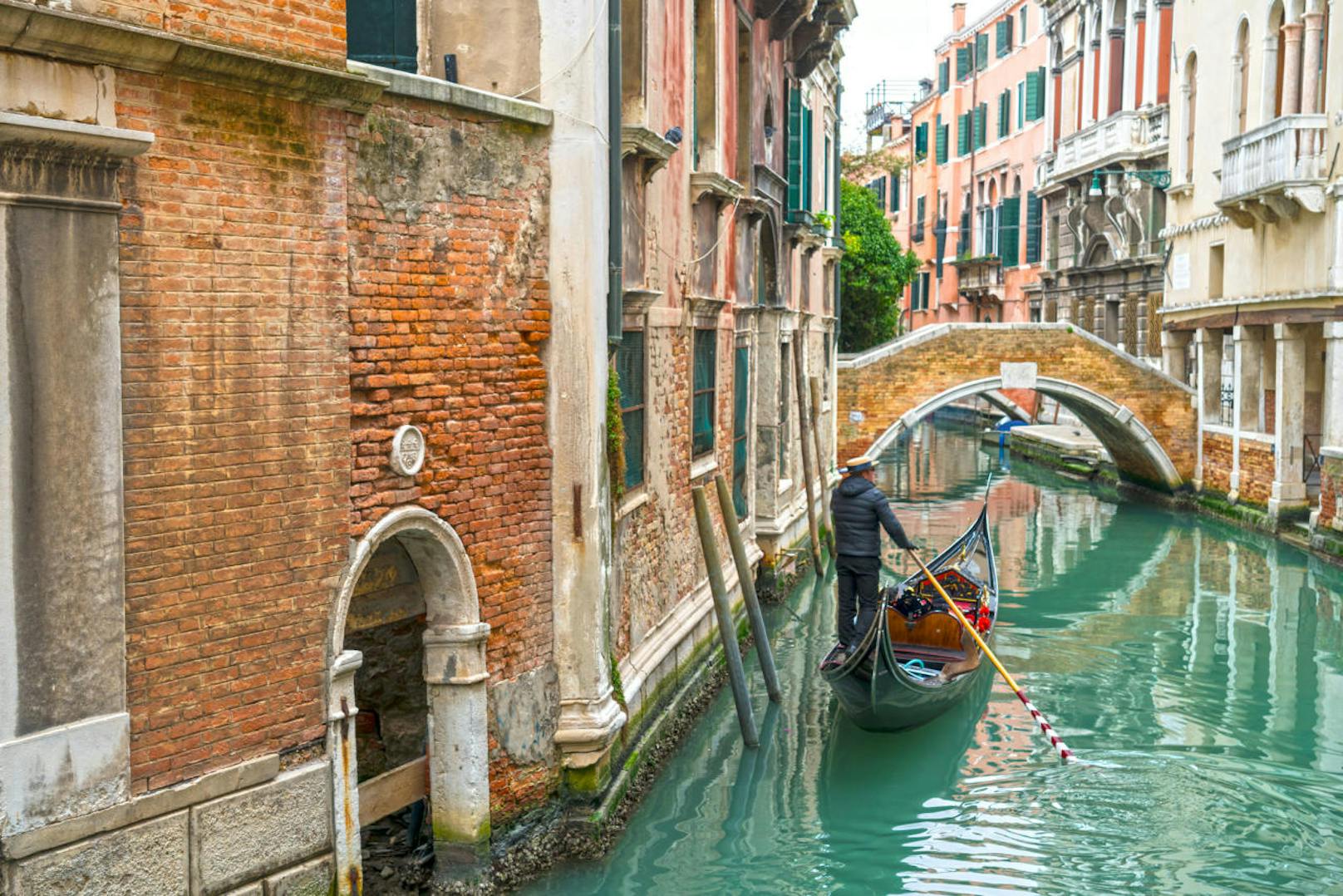 Auch Venedig hat mit Overtourism zu kämpfen. In der Lagunenstadt ist es verboten, an einem öffentlichen Ort ein Picknick zu machen oder auf einer Brücke eine lange Pause einzulegen.