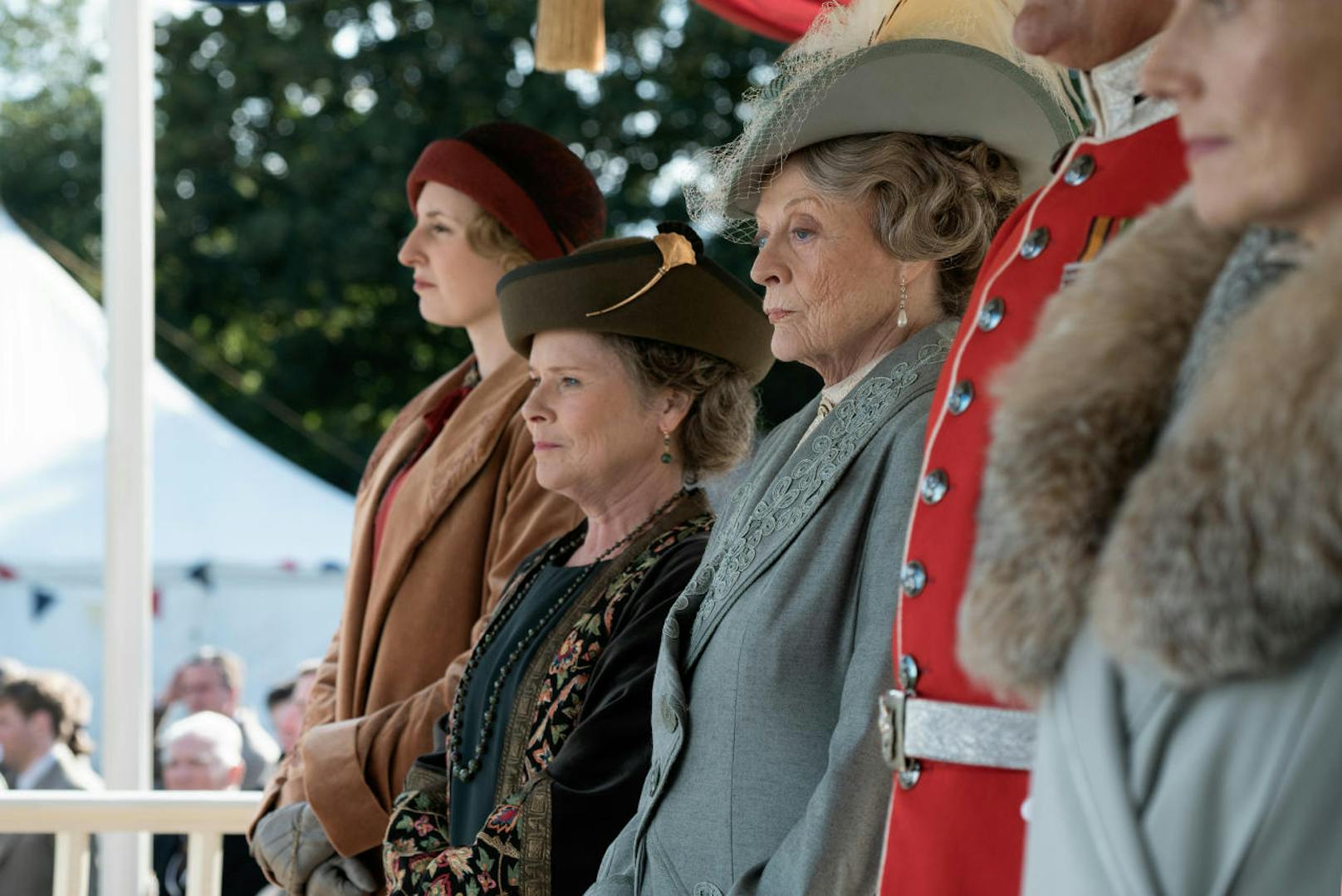 <b>Bilder zu "Downton Abbey - Der Film":</b> Der König und die Königin erweisen dem Hause Grantham die Ehre. Es müssen ein royaler Lunch, eine Parade und ein Dinner organisiert werden.