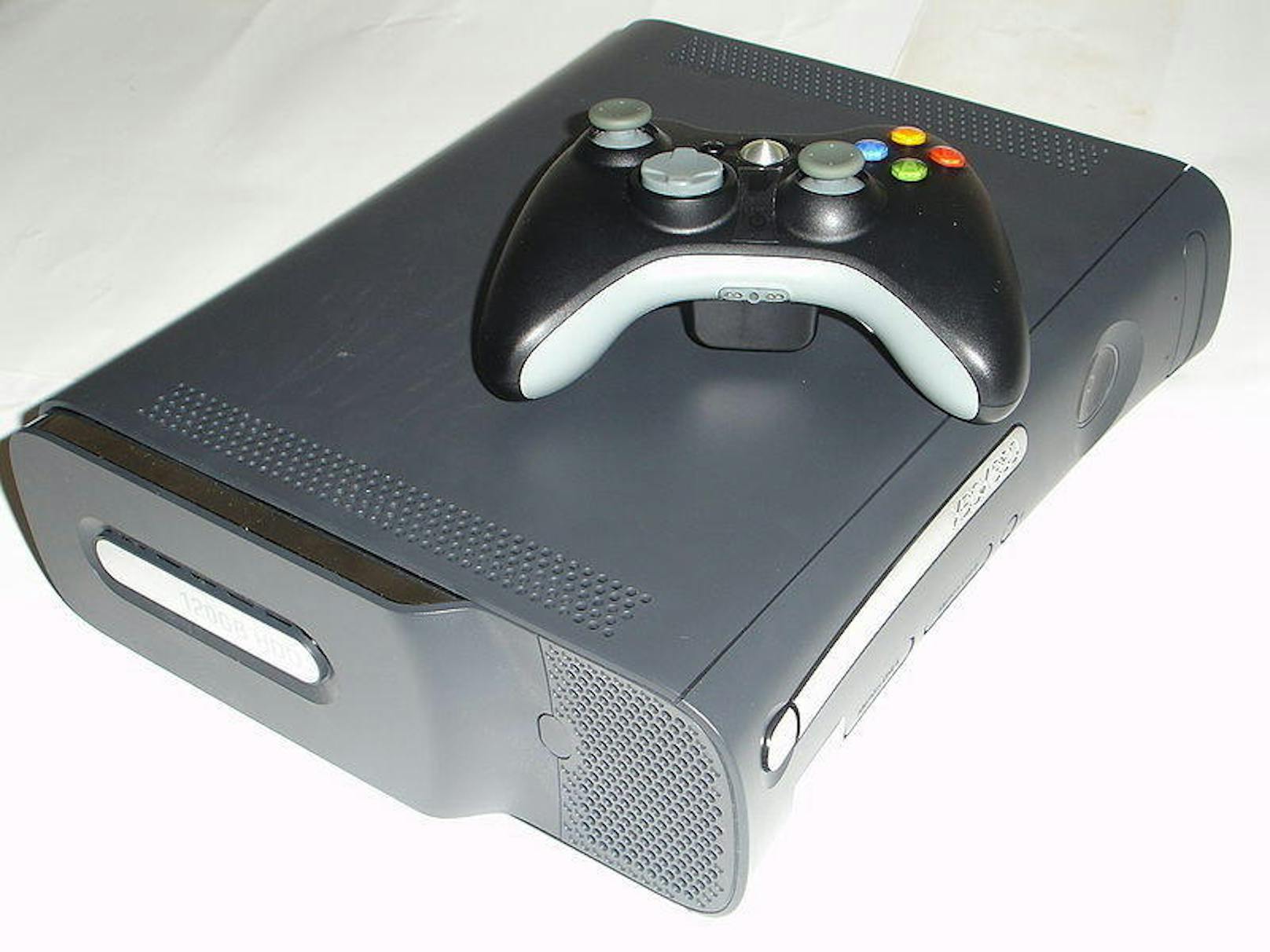 Die Xbox 360 baute 2005 die technischen Stärken der originalen Xbox aus und etablierte holte mit dem Online-Service Xbox Live seine Spieler ins Internet.