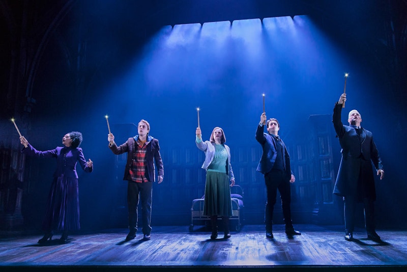 "Harry Potter und das verwunsche Kind": Das sind Bilder aus der ausgezeichneten Broadway-Produktion in New York

Jenny Jules (Hermine), Matt Mueller (Ron), Diane Davis (Ginny), James Snyder (Harry), Jonno Roberts (Draco)