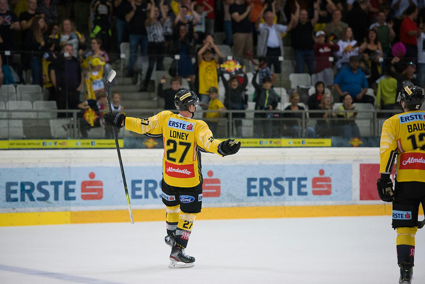 Ty Loney, der Eishockeyspieler der spusu Vienna Capitals, wird von der Menge bejubelt.