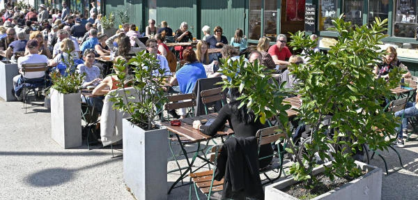 Download von www.picturedesk.com am 15.04.2019 (11:55).  ABD0051_20190323 - WIEN - �STERREICH: THEMENBILD ++ Illustration zum Thema "Menschen besuchen anl. der warmen Fr�hlingstemperaturen die Schanig�rten": aufgenommen am Naschmarkt am Samstag 23. M�rz 2019 in Wien. - FOTO: APA/HANS PUNZ - 20190323_PD3068