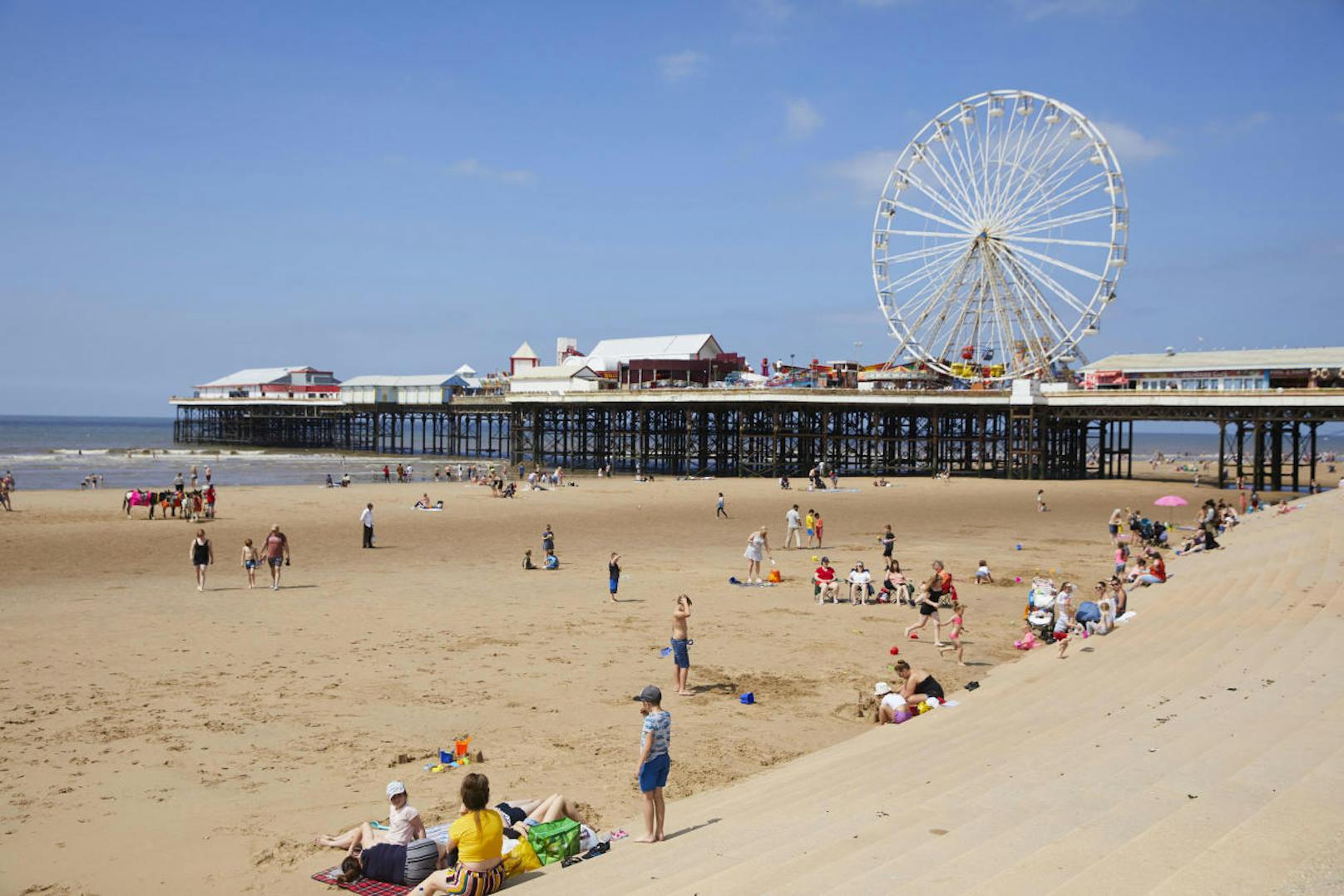 Blackpool Beach mit dem berühmten Pier (im Sommer)