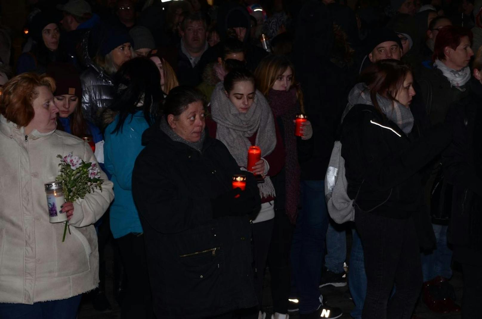Am Hauptplatz legten die Menschen Kerzen ab bzw. entzündeten Kerzen.