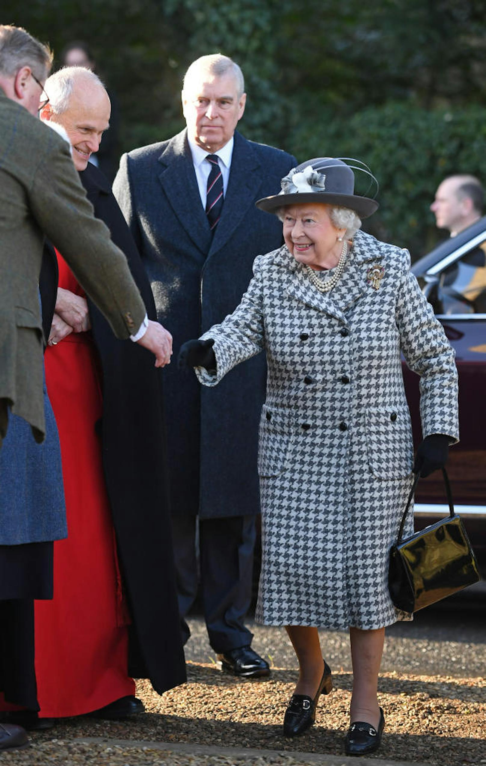 Queen Elizabeth erschien am Sonntag im Gottesdienst in Sandringham. Im Schlepptau: Sohn Prinz Andrew.