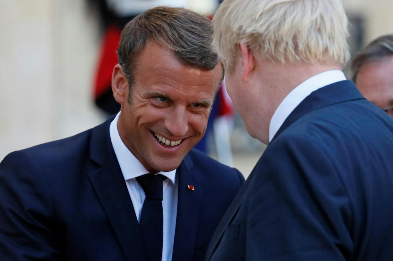 Macron, braun gebrannt nach einem zweiwöchigen Urlaub in Südfrankreich, machte dem blassen, blonden Briten keine Zugeständnisse.
