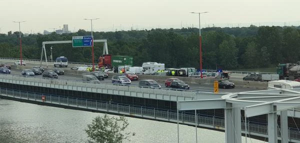 Massenkarambolage auf der Tangente nach der Autobahnabfahrt Handelskai Richtung Kagran. Stau reicht schon bis zum Verteilerkreis Favoriten obwohl 2 Spuren frei sind. In der Gegenrichtung Stauts nat�rlich auch weil alle schaun m�ssen und keiner weiterf�hrt.   Da kann man nur den Kopf sch�tteln.   