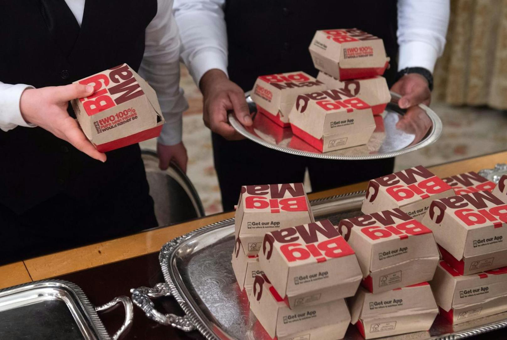 US-Präsident Donald Trump empfing die College-Football-Meistermannschaft Clemson Tigers im Weißen Haus. Weil die Köche aufgrund des Shutdown beurlaubt sind, ließ der Präsident auf eigene Rechnung Fast Food liefern und auftischen.