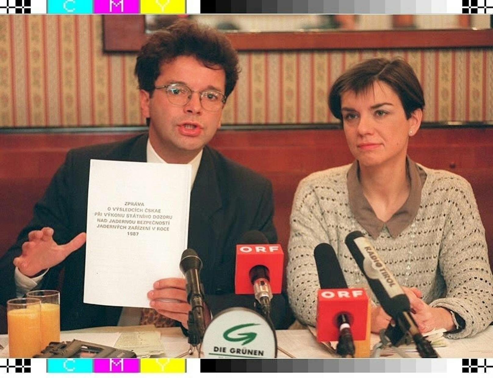 Anschober 1995 mit der damaligen Bundespecherin der Grünen Madeleine Petrovic zum Thema AKW Mochovce,