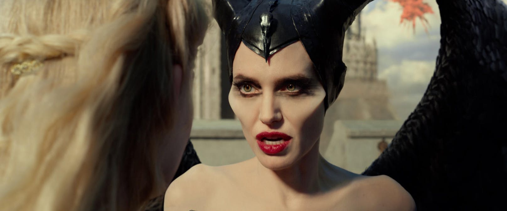 Schlecht drauf: Maleficent (Angelina Jolie) ist nicht begeistert davon, bald die Schwiegermutter eines Prinzen zu werden