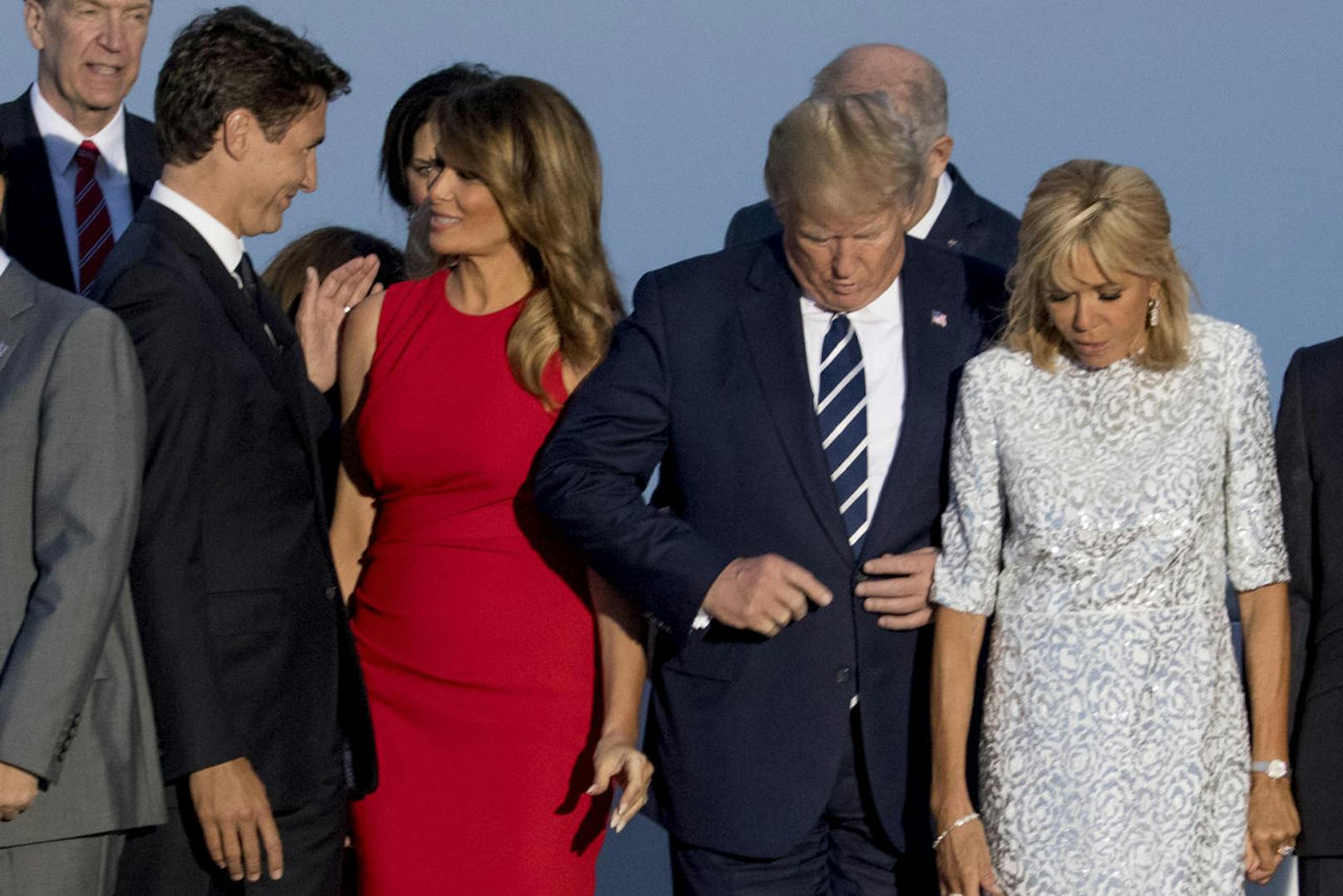 Während sich alle fürs Gruppenfoto fertigmachen, begrüßt der kanadische Premier Trudeau Melania Trump.