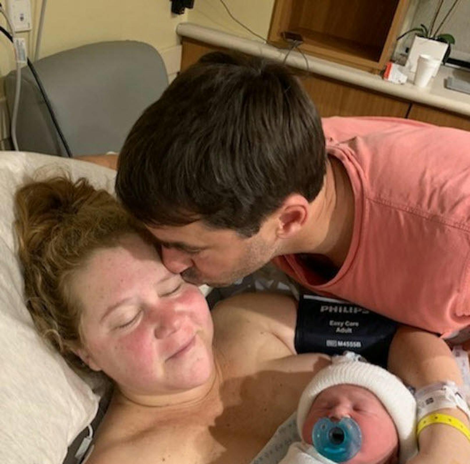 06.05.2019: Amy Schumer brachte ihren Buben fast zeitgleich wie Herzogin Meghan zur Welt, und teilte ein Bild ihres "royalen Babys" auf Instagram.