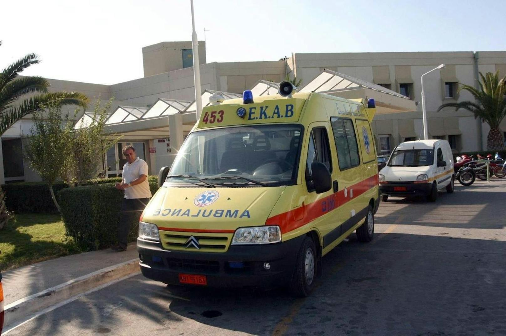 Die griechische Rettung brachte die beiden Verunglückten in ein Krankenhaus, wo nur noch der Tod der beiden jungen Frauen festgestellt werden konnte.