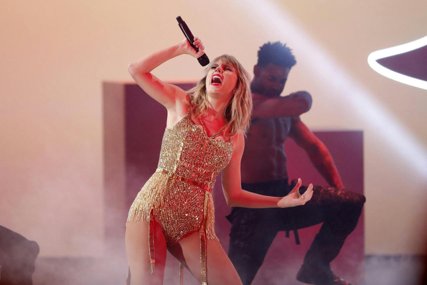 Taylor Swift performt bei den American Music Awards
