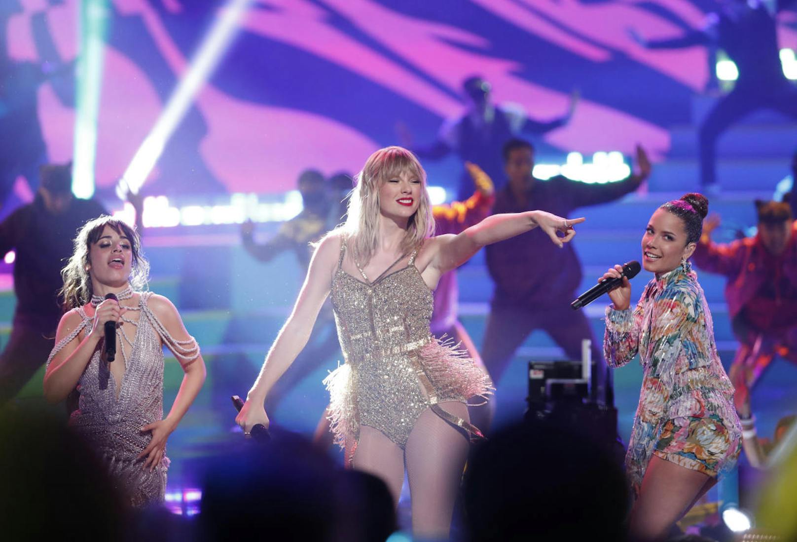 Taylor Swift performt bei den American Music Awards