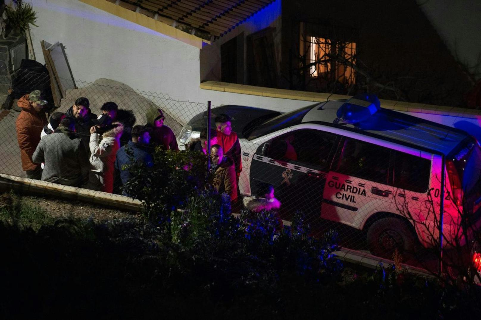 Familienangehörige von Julen in Totalán. Viele Menschen haben sich in der Nähe des Hauses eingefunden, nachdem der kleine Junge am frühen Samstagmorgen tot gefunden worden war.