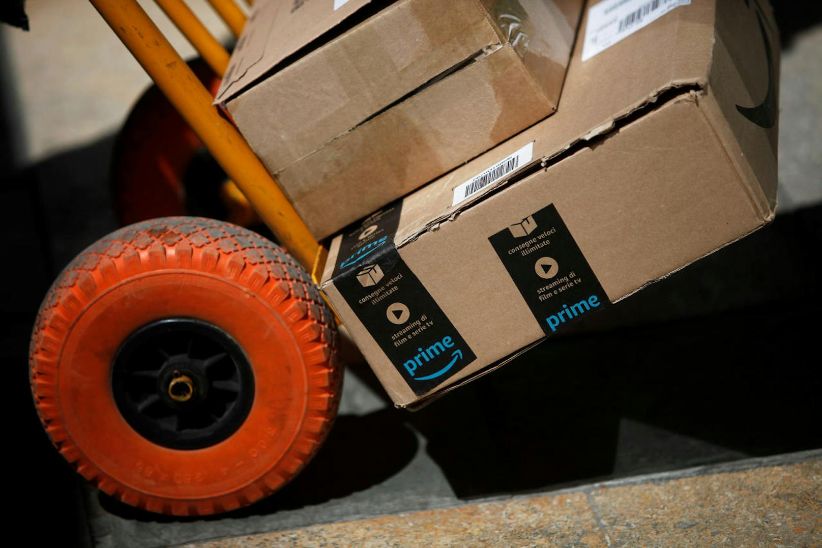Ein Algorithmus arbeitet für Amazon die Bestellungen ab. Dieser berechnet anhand der Maße des Produkts eine von 30 vorgegebenen Verpackungsgrößen.