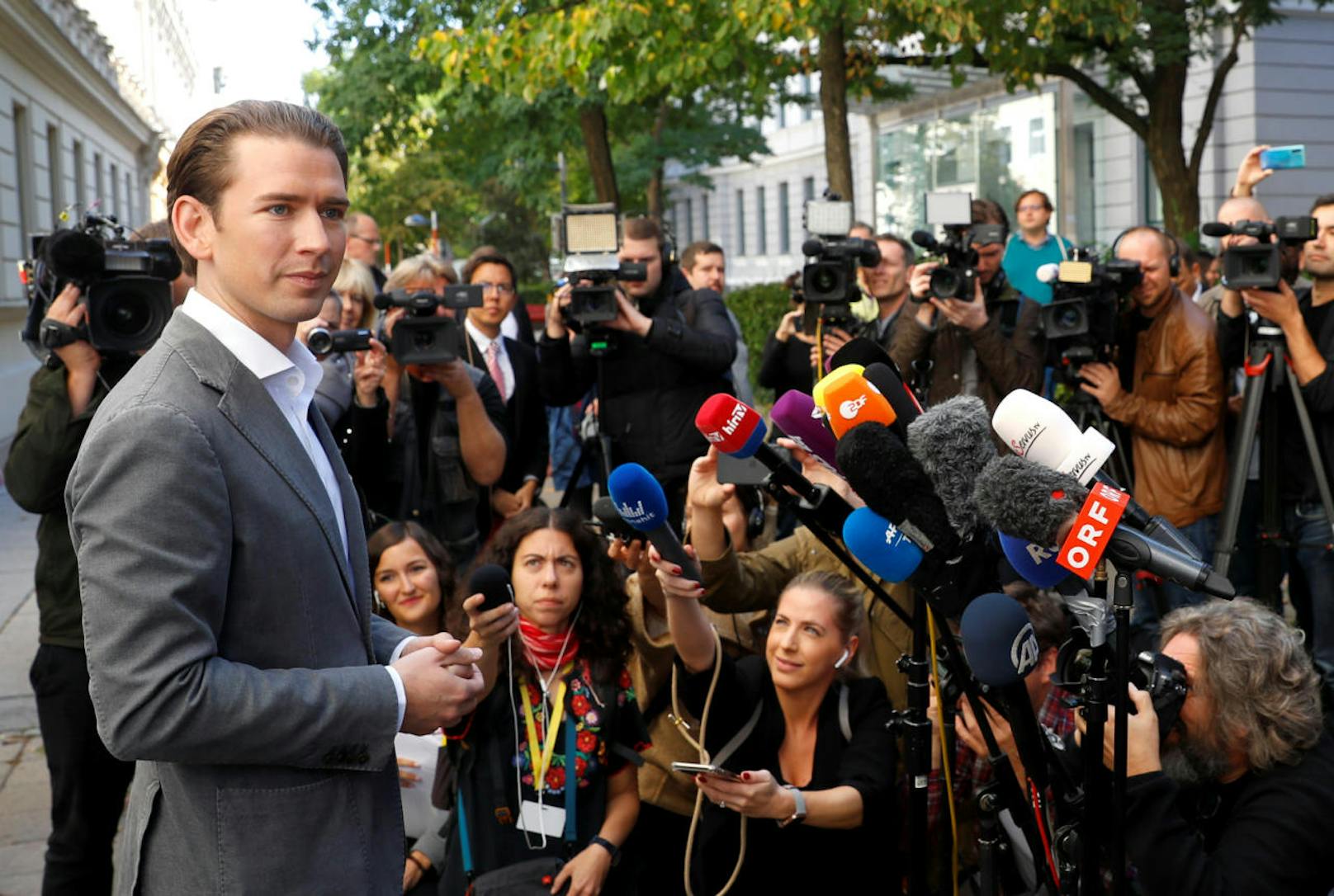 Großes Medieninteresse rief die Stimmabgabe von ÖVP-Spitzenkandidat Sebastian Kurz am Sonntagvormittag hervor.