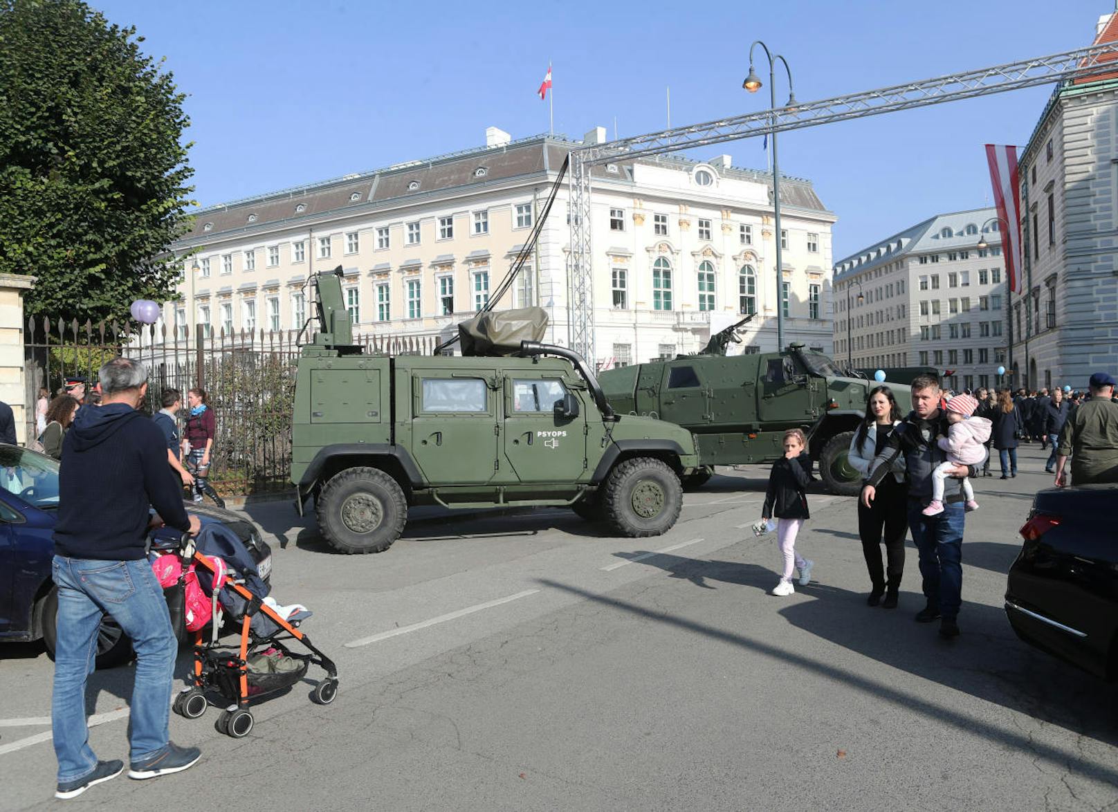 Impressionen der Leistungsschau des Bundesheeres am Nationalfeiertag. Insgesamt strömten über 700.000 Menschen zum Heldenplatz in Wien.