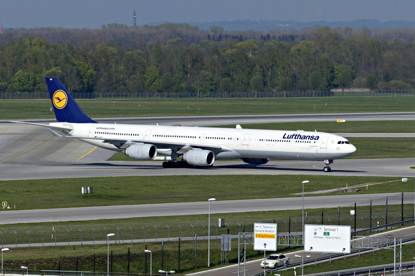 Ein Flugzeug der Lufthansa am Rollfeld des Flughafens.
