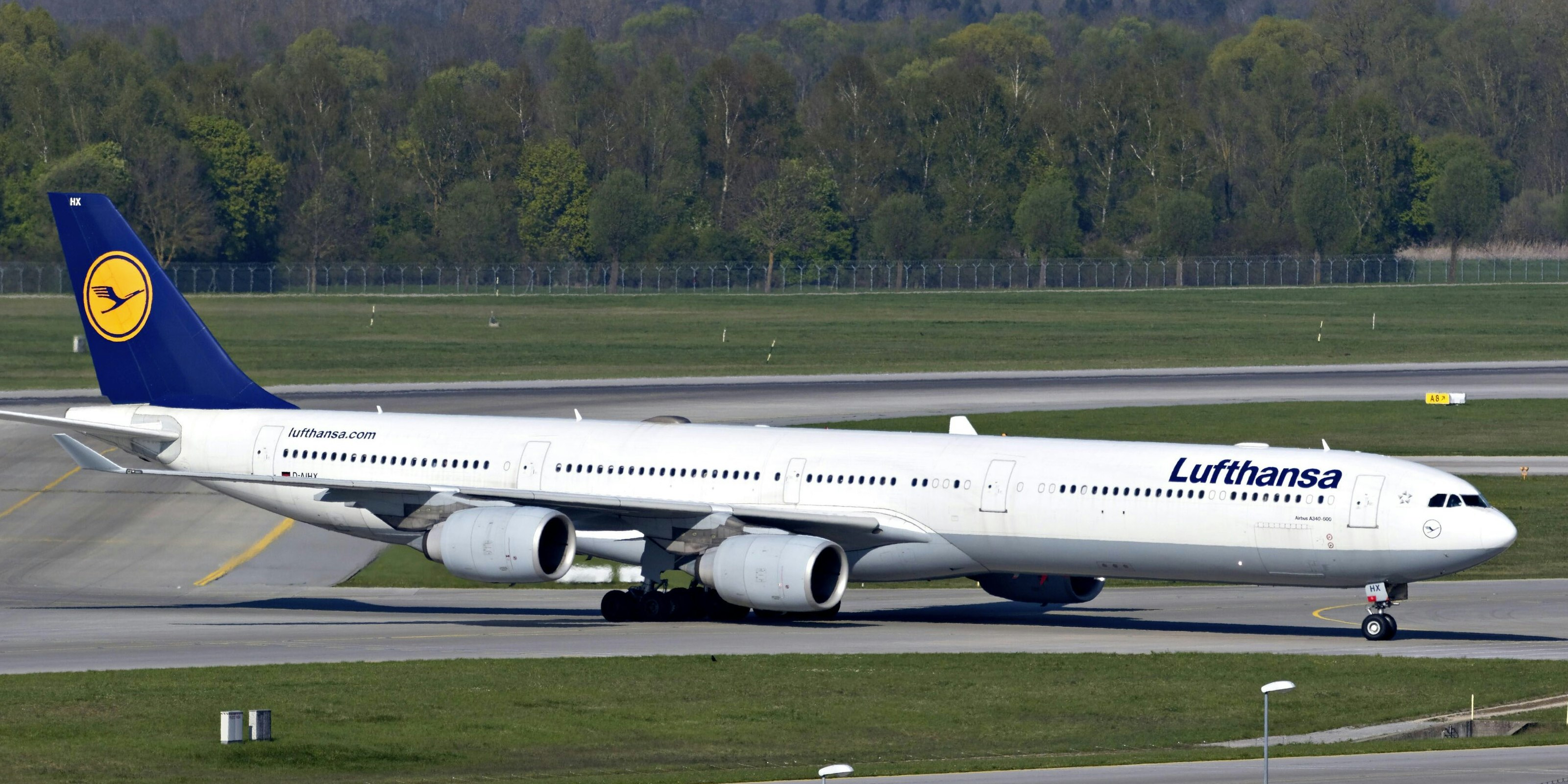 Ein Flugzeug der Lufthansa am Rollfeld Flughafen