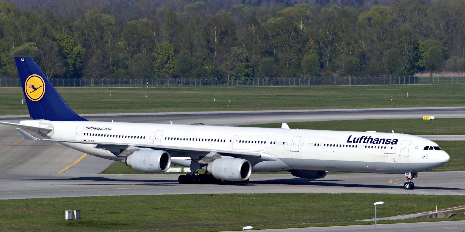 Lufthansa-Chef Carsten Spohr droht erneut mit Entlassungen von Piloten im Frühjahr.