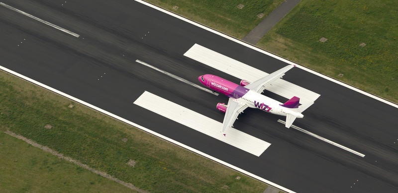 Trotz absoluten Rauchverbots sollen zwei Frauen an Bord der Wizzair-Maschine mit der Flugnummer W62854 auf der Flugzeugtoilette heftig gequalmt haben.