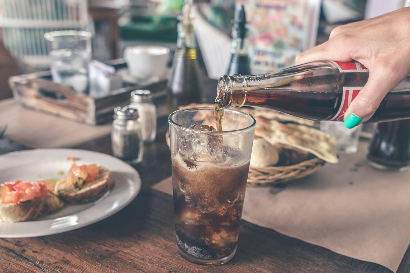 Die Umsatzsteuer für alkoholfreie Getränke wird von 20 auf den Mindestsatz 10 Prozent gesenkt, sagt die österreichische Regierung.