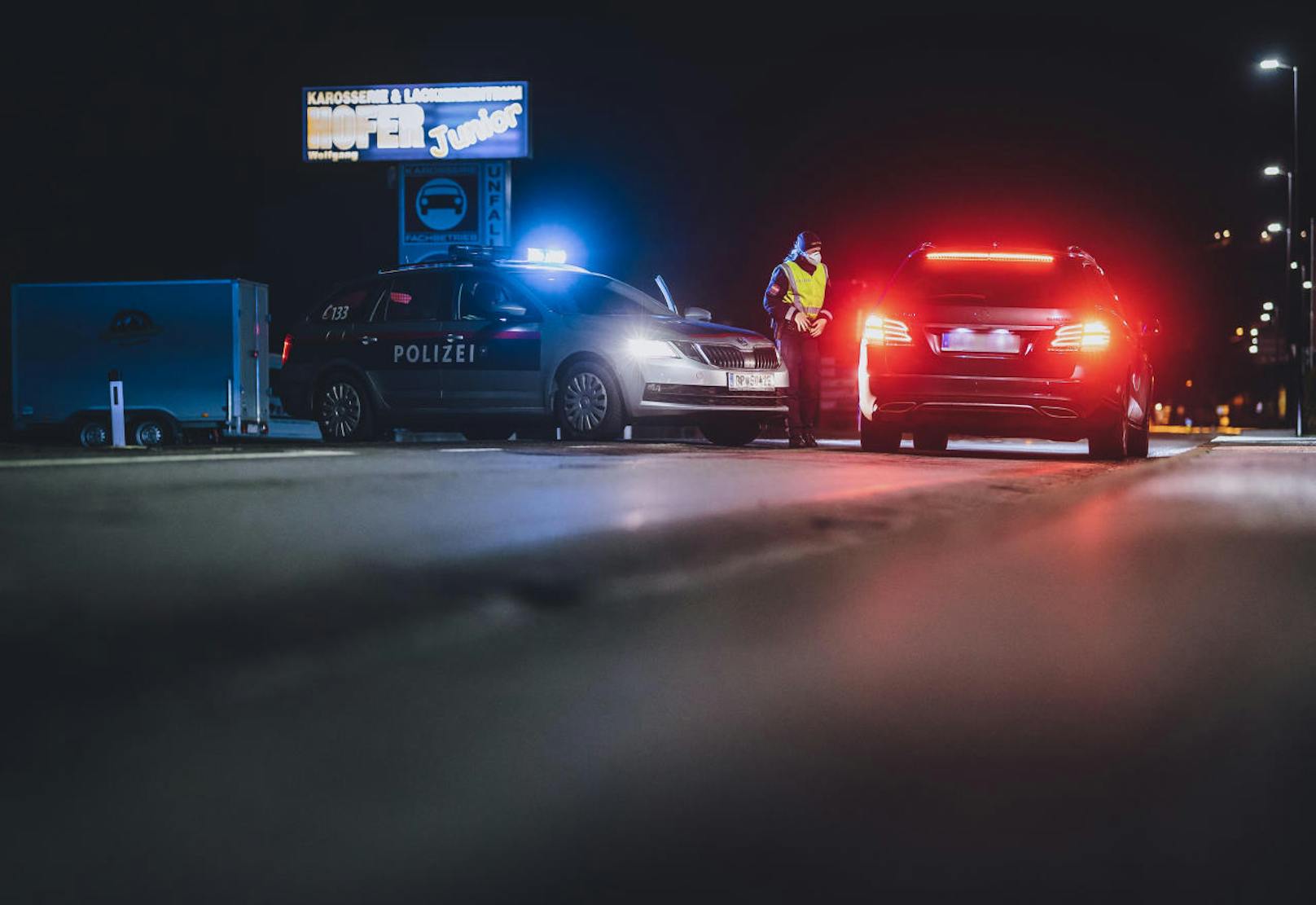 Gegen 1.30 Uhr am Sonntag wurden Beamte der Landesverkehrsabteilung Wien auf zwei Fahrzeuge aufmerksam, die auf der A22 auf Höhe Grünbrücke mit einer beträchtlichen Geschwindigkeitsüberschreitung unterwegs waren. (Symbolfotos)