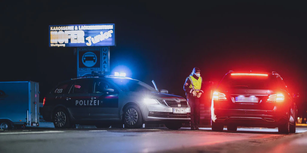 Gegen 1.30 Uhr am Sonntag wurden Beamte der Landesverkehrsabteilung Wien auf zwei Fahrzeuge aufmerksam, die auf der A22 auf Höhe Grünbrücke mit einer beträchtlichen Geschwindigkeitsüberschreitung unterwegs waren. (Symbolfotos)