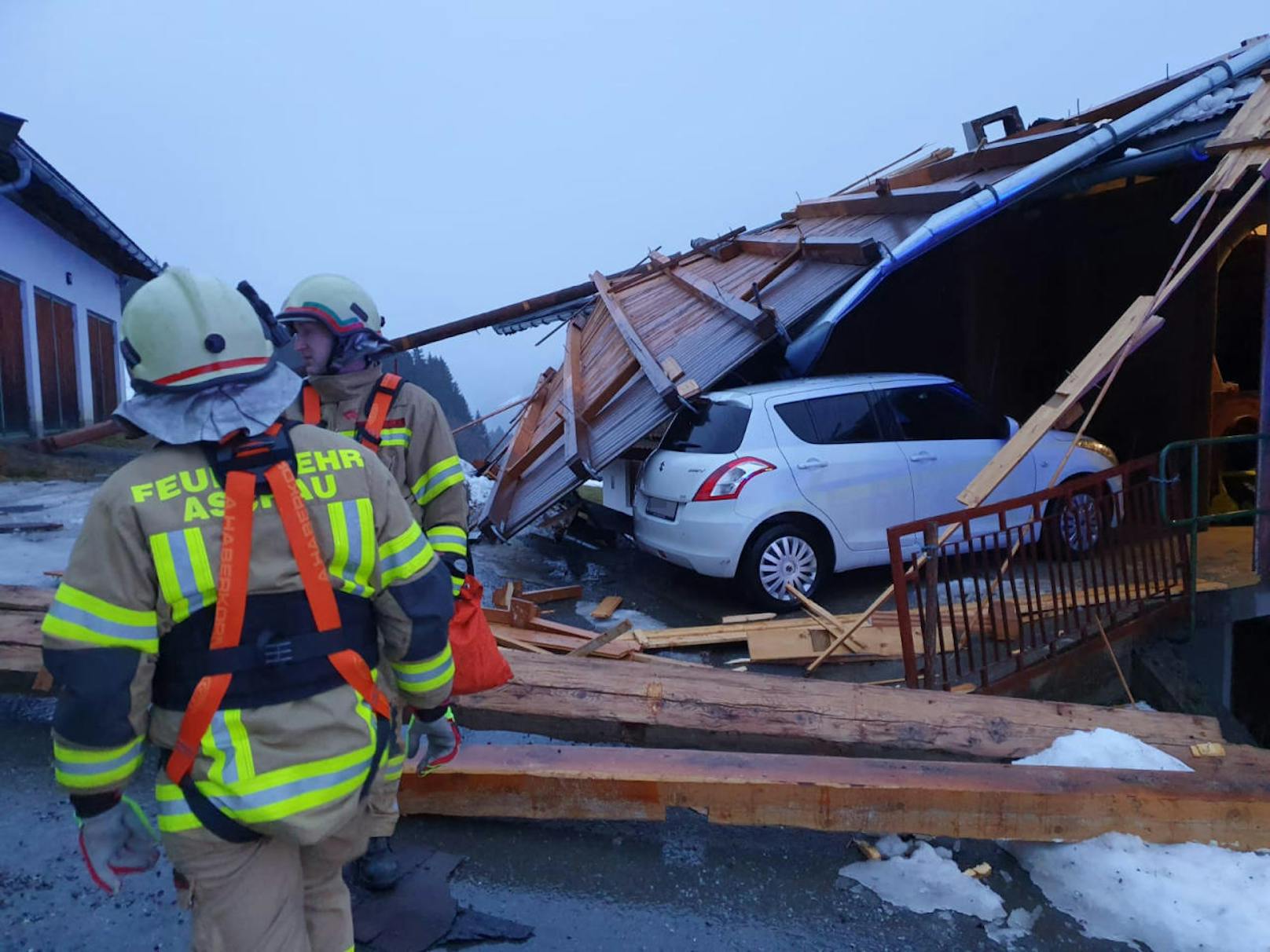 Der kräftige Sturm hatte einen grossen Teil des Hausdachs vom Wohntrakt abdgedeckt und dabei auch 
ein parkendes Fahrzeug beschädigt. 