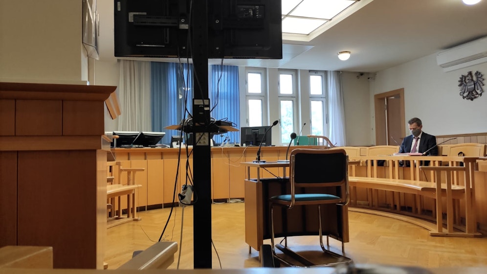 Mit Mundschutz und per Liveschaltung wurde am Wiener Landl verhandelt.