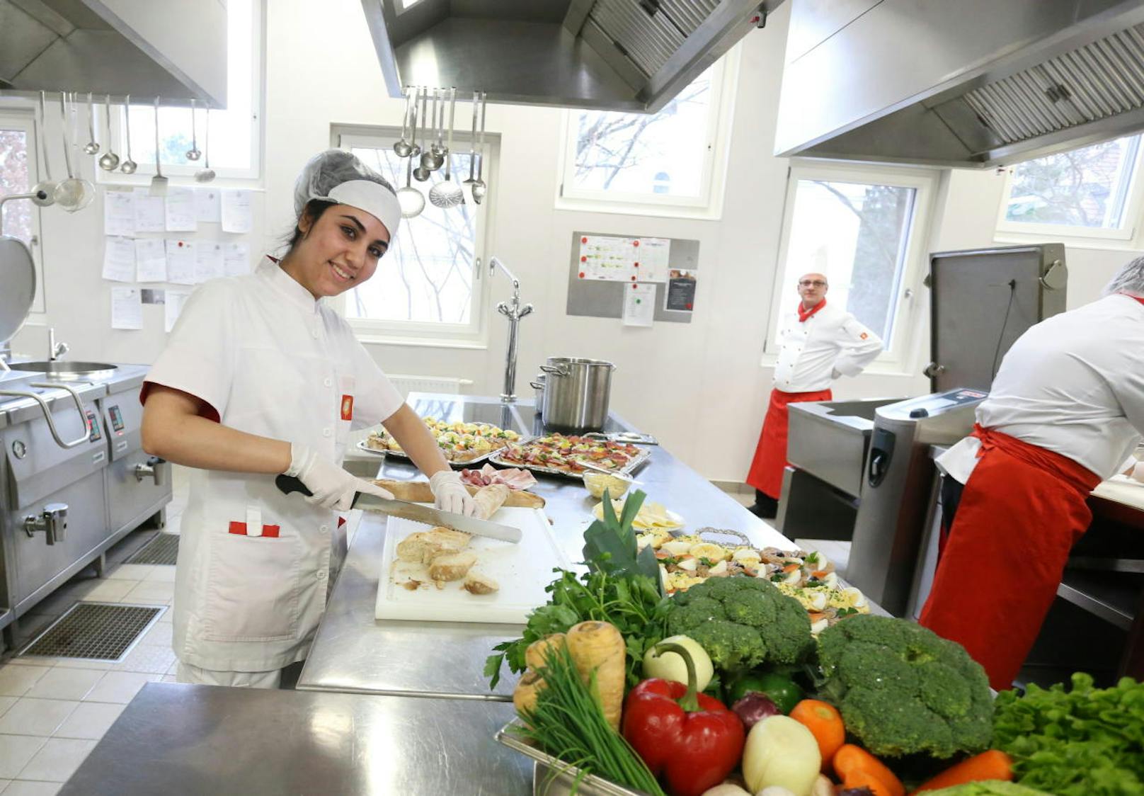 Ein neues Angebot des Kuratorium Wiener Pensionisten-Wohnhäuser soll Flüchtlinge fit für Gastro-Jobs machen. Subhia (19) ist eine von ihnen.