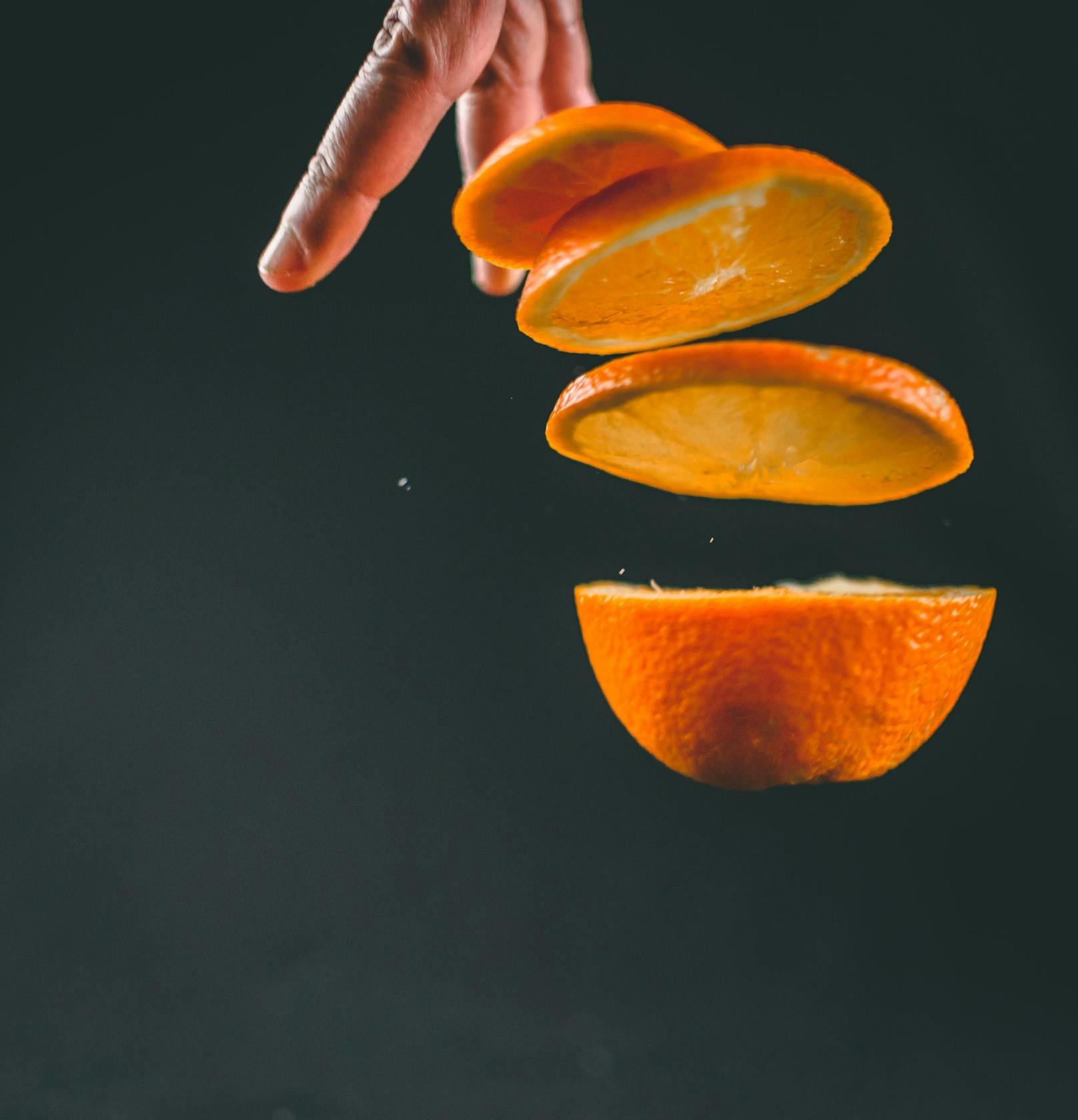 Alternativ, wenn du ein bisschen mehr Zeit hast, kannst du Zitronen- oder Orangenschalen ungefähr eine Woche im Essig einlegen und danach das Essig-Orangen-Gemisch zum Putzen nehmen. Voilà!&nbsp;