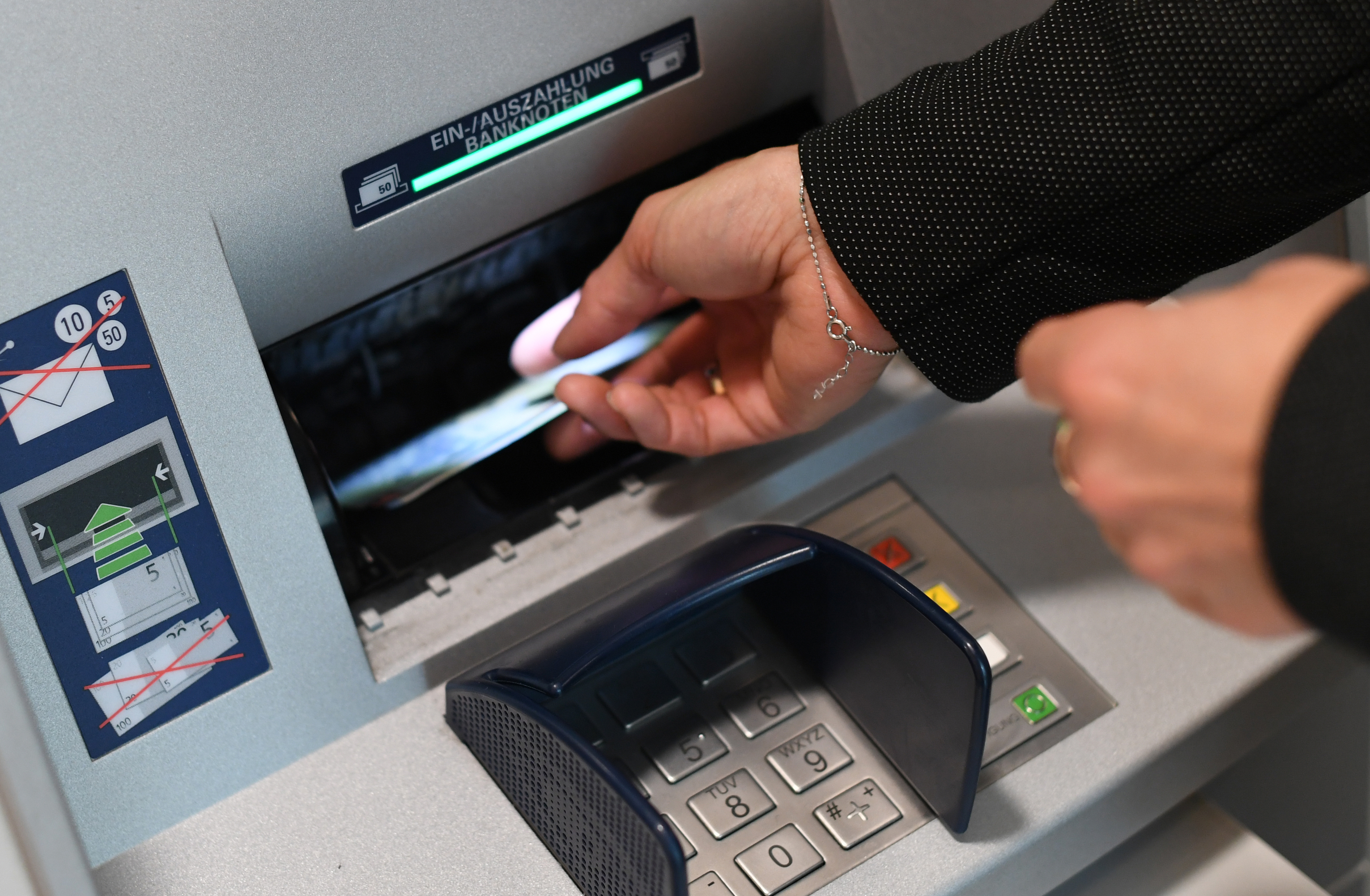 Das Bankkonto der Frau wurde gesperrt.