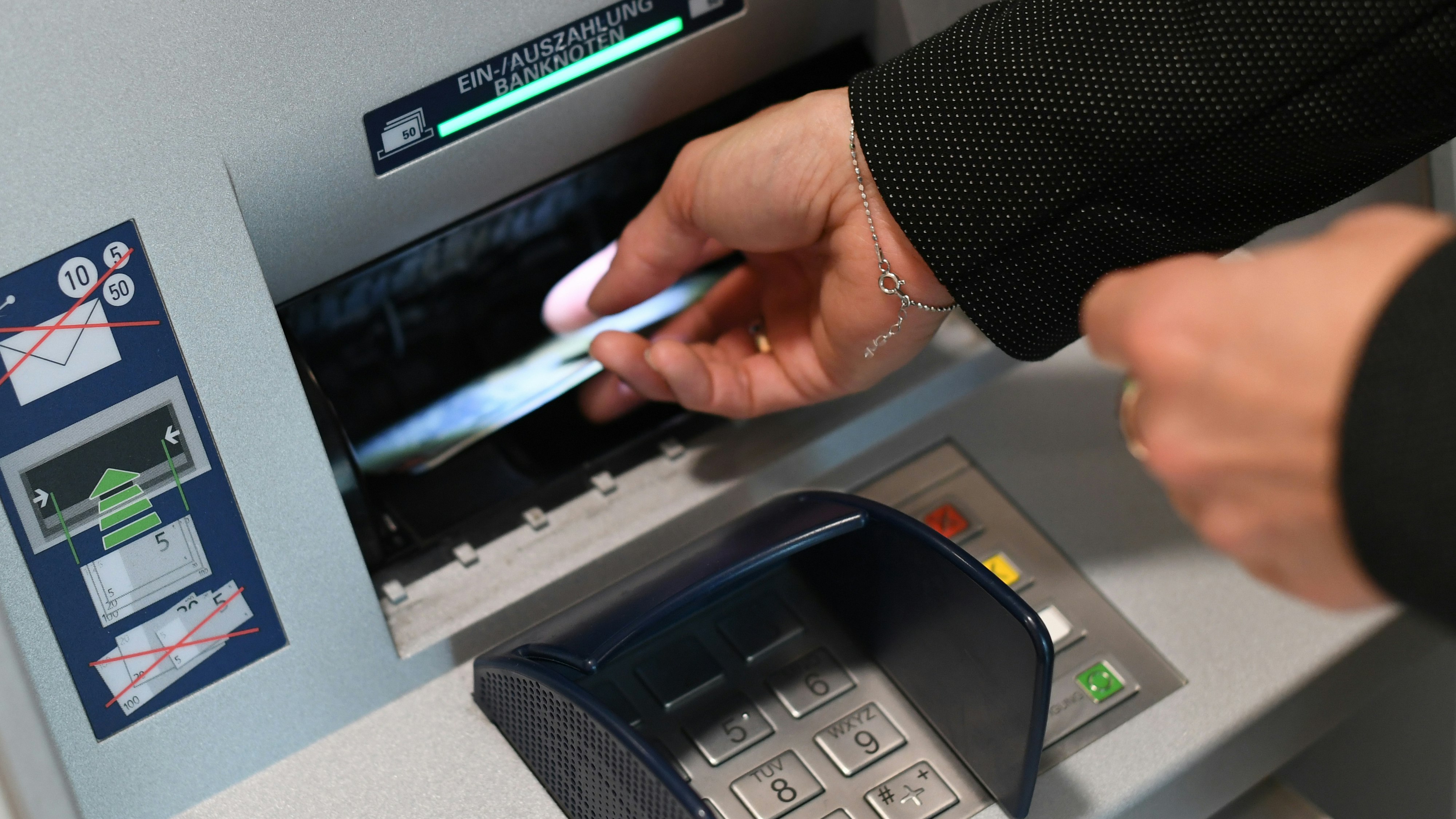 Heute.at - Acht Abbuchungsversuche! Bank sperrt Konto sofort