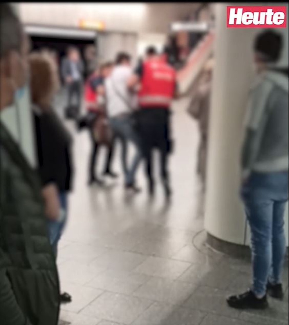 Mann wird von Station entfernt: Er trug keine Maske!