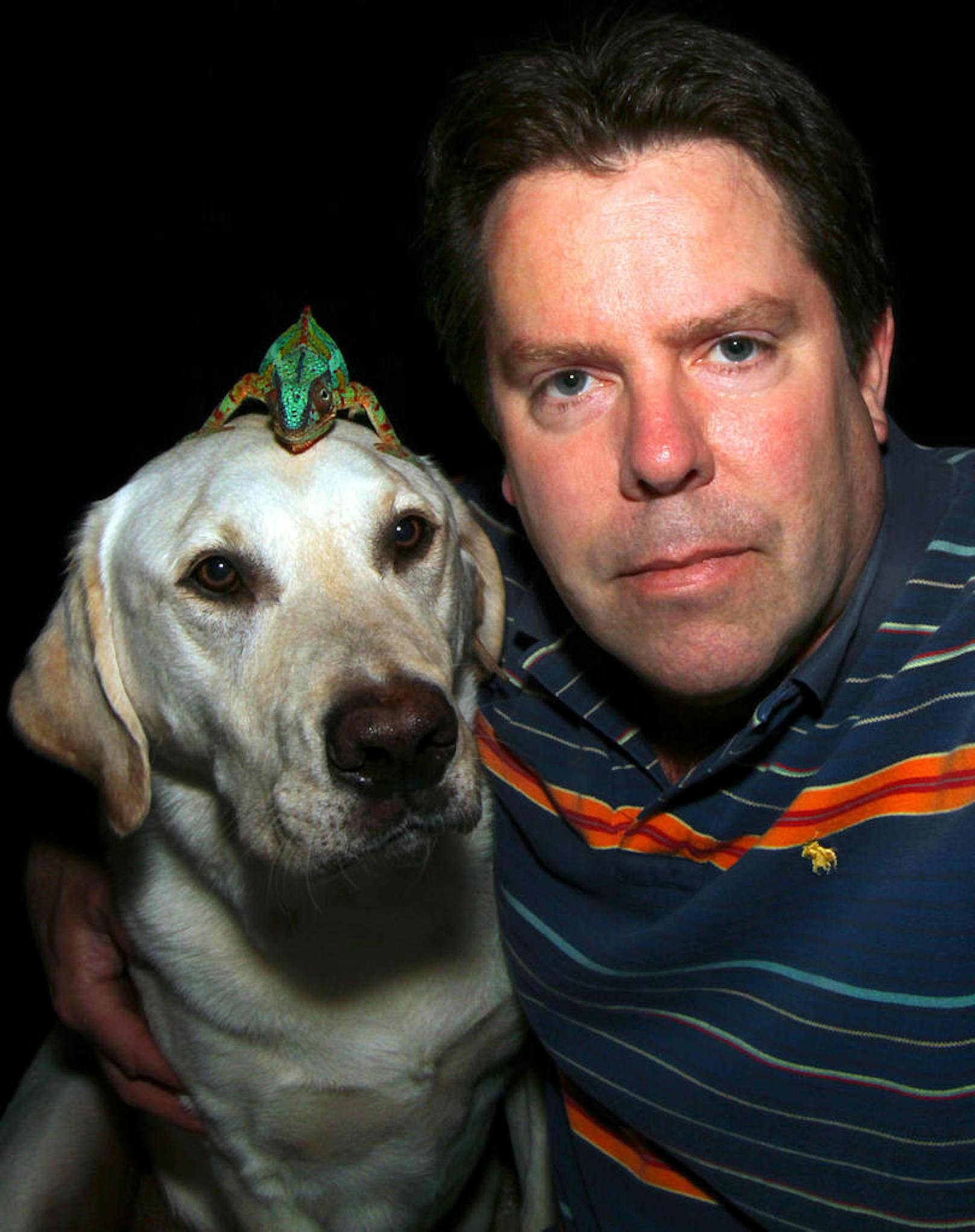 "Ich habe noch nie gesehen, dass ein Hund und ein Chamäleon so nahe beieinander sind...", so Herrchen Scott Cromwell aus Oklahoma (USA).