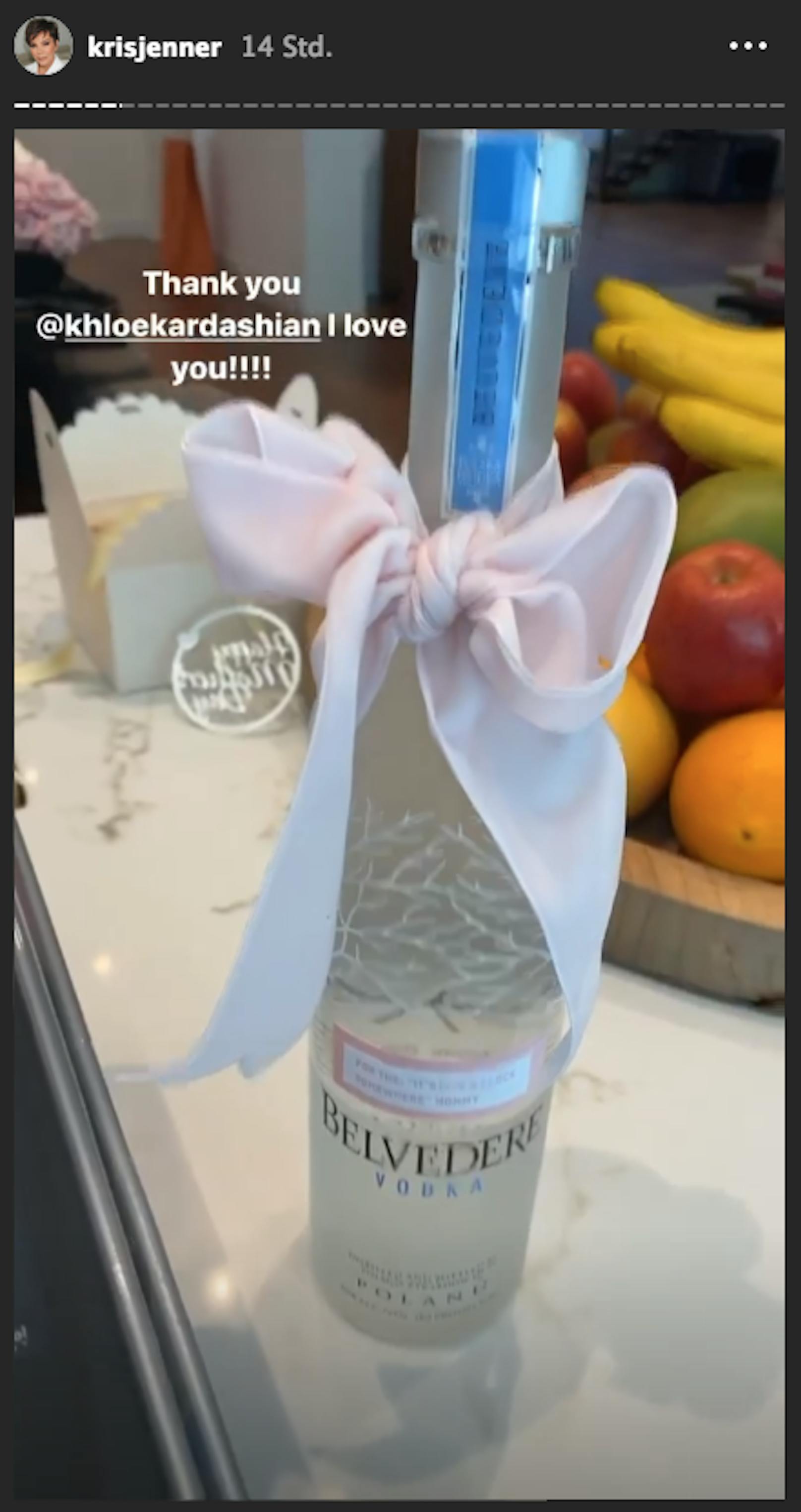 Cheers! Khloé Kardashian macht ihrer Mutter Kris Jenner mit Vodka eine Freude.