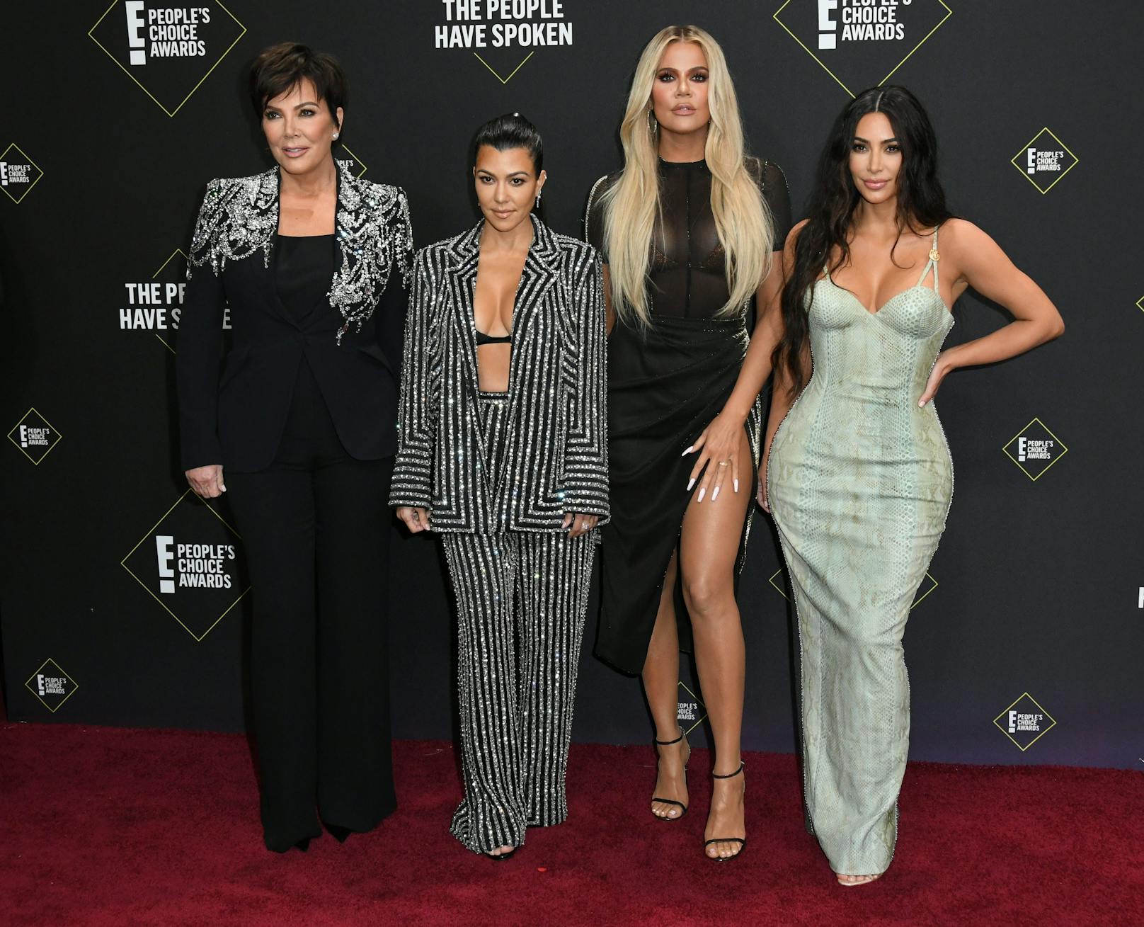 Kris Jenner (li.) mit ihren Töchtern Kourtney, Khloé und Kim. Zum Muttertag hat Khloé ihrer Mutter einen ganz besonderen Geschenkkorb zusammengestellt.