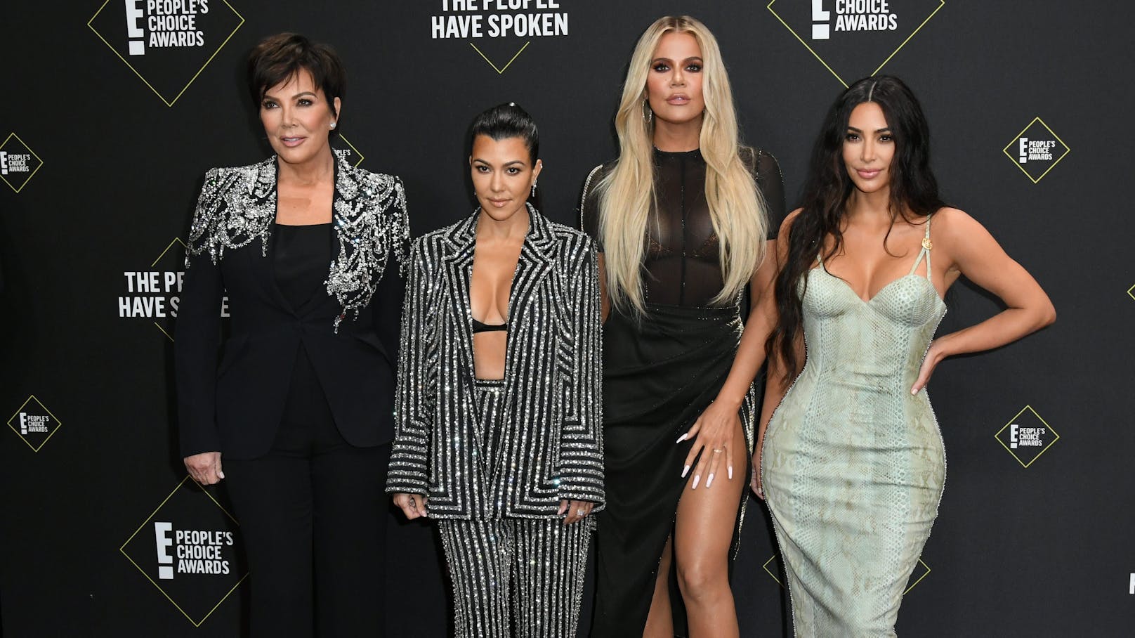 <strong>Kris Jenner</strong> (li.) ist das Oberhaupt des einflussreichen Kardashian-Clans, zu dem auch ihre Töchter <strong>Kourtney </strong>(2.v.li.), <strong>Khloé </strong>und <strong>Kim </strong>(re.) zählen.
