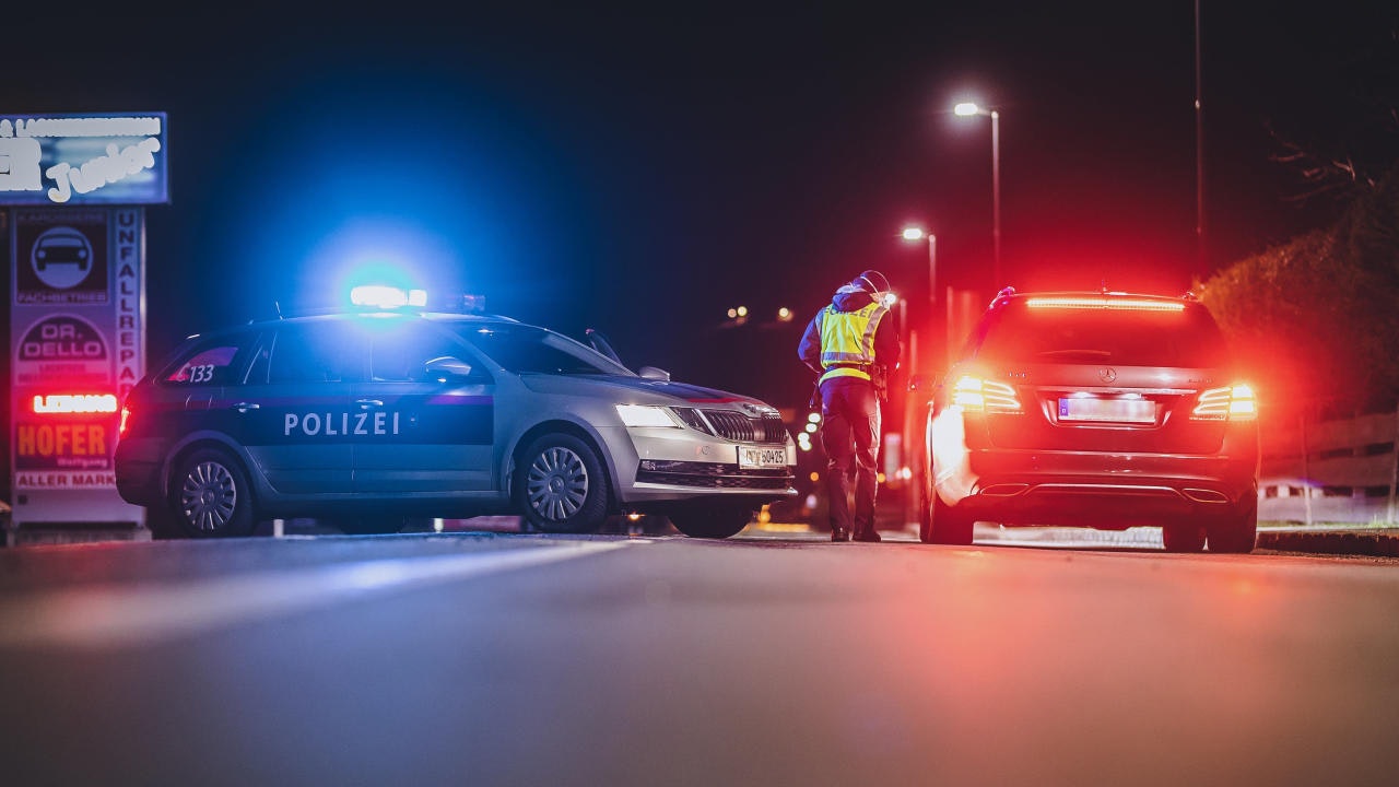 Nachdem die Polizisten das Blaulicht aktiviert hatten, versuchten sich beide Lenker der Anhaltung zu entziehen.