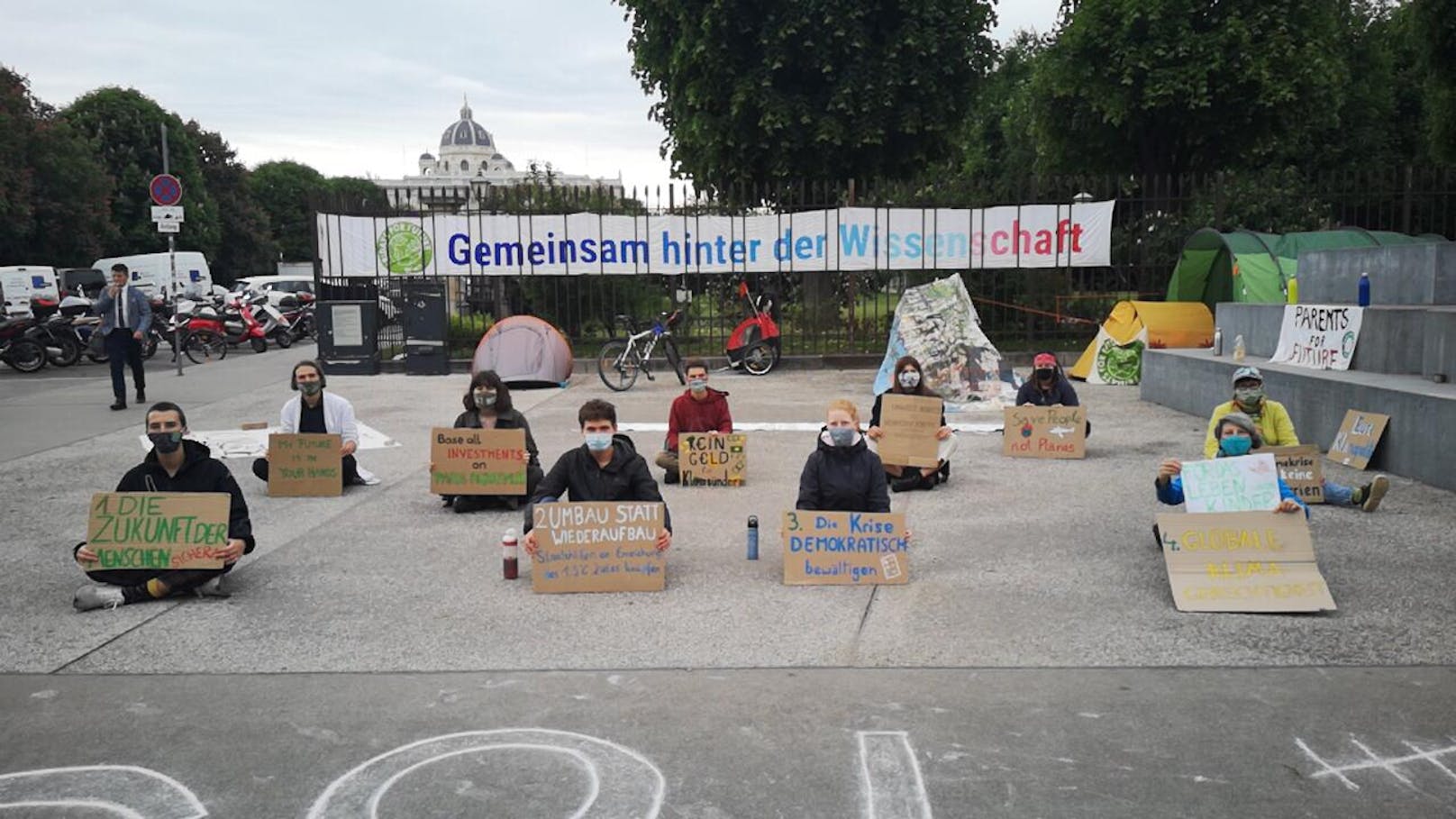 "Heute früh haben wir die Regierungsmitglieder auf dem Weg ins Bundeskanzleramt mit Schildern und Bannern 'begrüßt' und einen Sitzstreik abgehalten", heißt seitens Fridays for Future Vienna am Montag zu <em>"Heute"</em>.