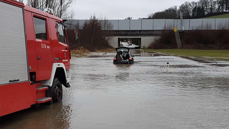 Die Feuerwehr musste die beiden Lenker retten. (Foto: FF Kematen am Innbach)