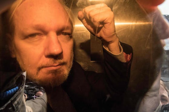 Julian Assange hatte sich sieben Jahre lang in der ecuadorianischen Botschaft in London versteckt, um einer Auslieferung nach Schweden wegen der Vergewaltigungsvorwürfe zu entgehen.