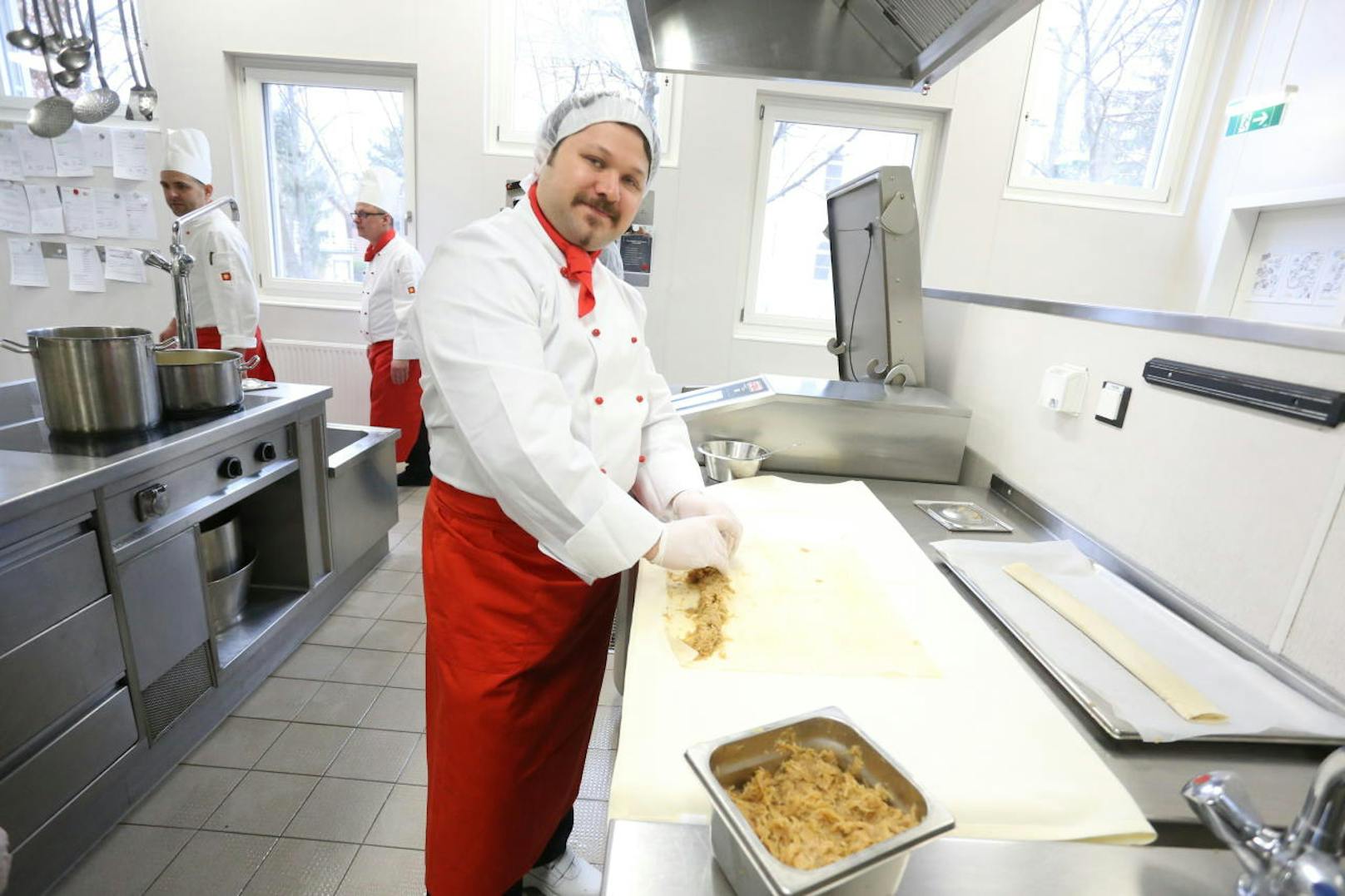 Ein neues Angebot des Kuratorium Wiener Pensionisten-Wohnhäuser soll Flüchtlinge fit für Gastro-Jobs machen.
