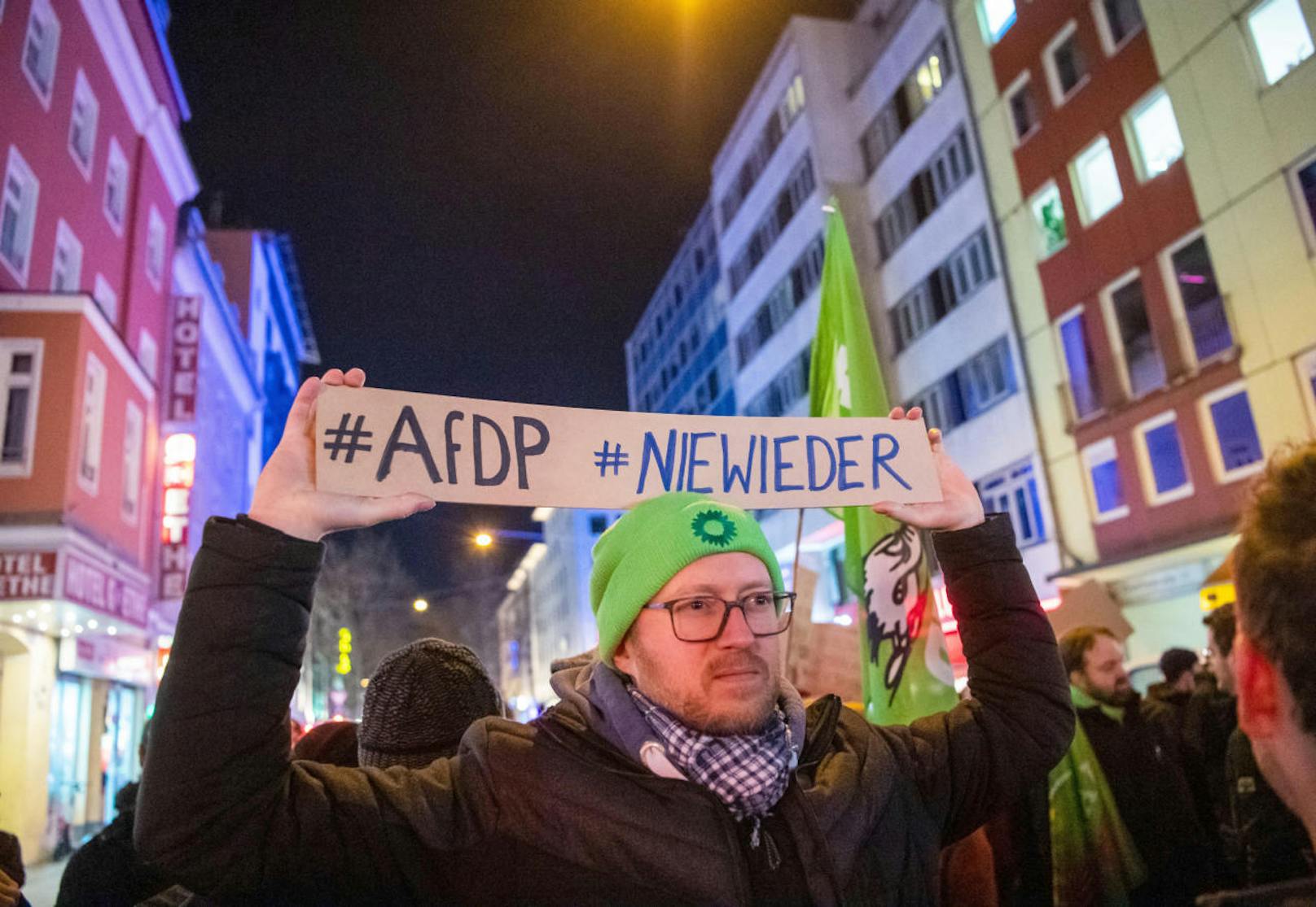 Die SPD organisierte für den späten Nachmittag eine Demonstration vor der CDU-Zentrale in Berlin.